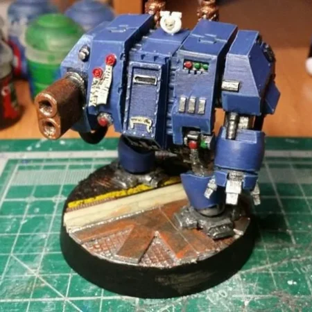 Полностью покрашенный дредноут из вселенной Warhammer 40000